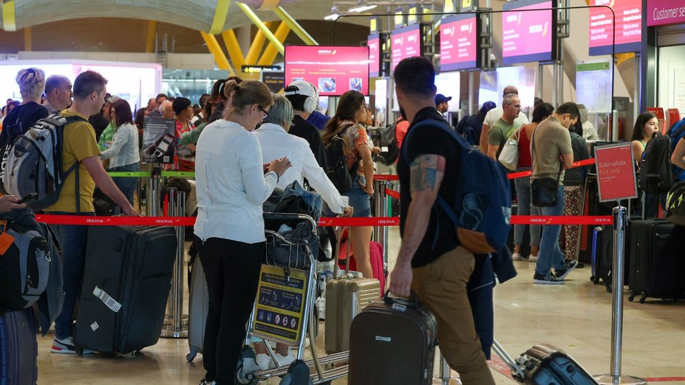 Imagen de archivo de un grupo de pasajeros en la terminal de un aeropuerto. MARTA FERNÁNDEZ / EUROPA PRESS