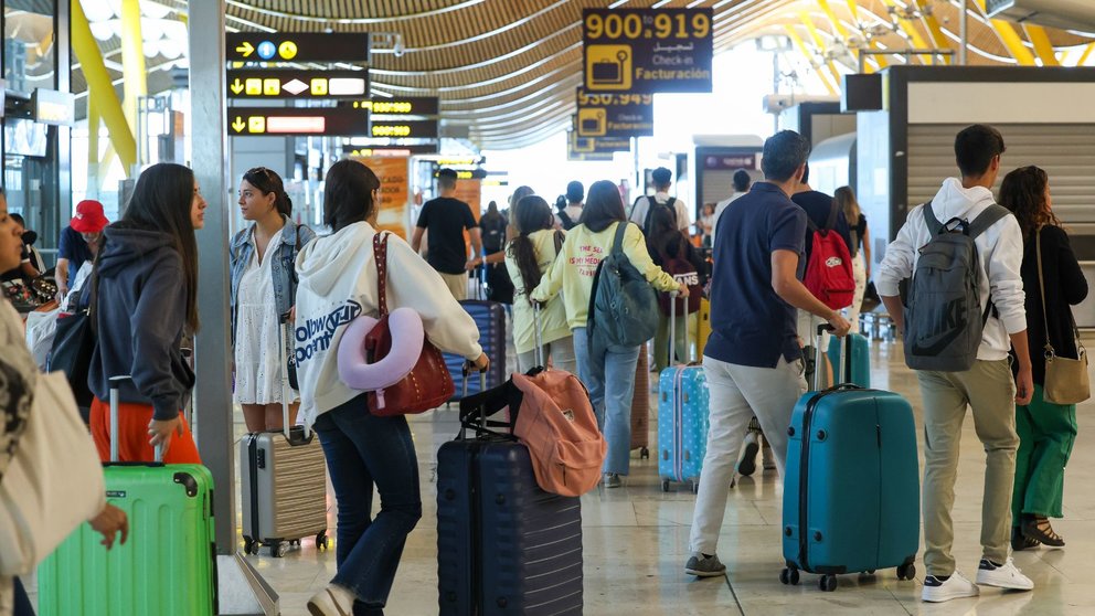 Imagen de archivo de un grupo de pasajeros en la terminal de un aeropuerto. MARTA FERNÁNDEZ / EUROPA PRESS