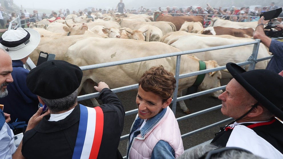 La presidenta del Gobierno de Navarra, María Chivite, en el Tributo de las Tres Vacas en Isaba. GOBIERNO DE NAVARRA