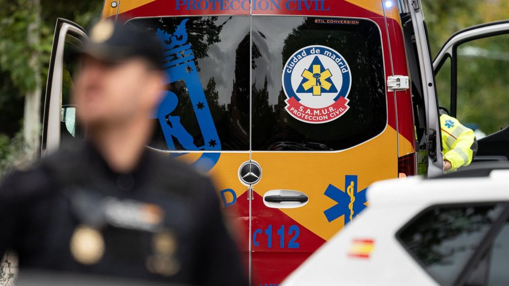 Imagen de archivo de una ambulancia y un policía nacional. DIEGO RADAMÉS / EUROPA PRESS
