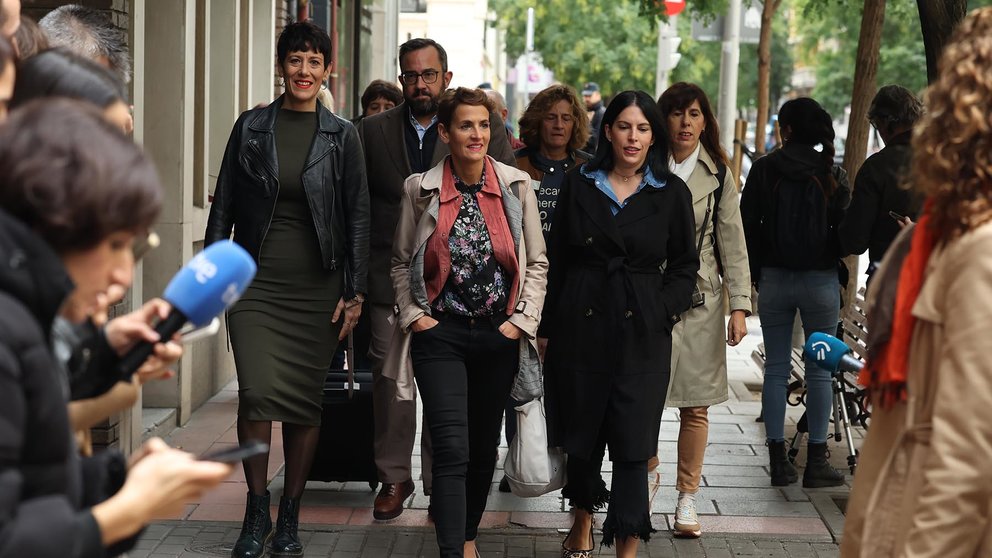 La presidenta de Navarra, María Chivite (c), a su llegada a la reunión de Comité Federal del PSOE, este sábado en la sede de Ferraz, en Madrid. EFE/ Kiko Huesca