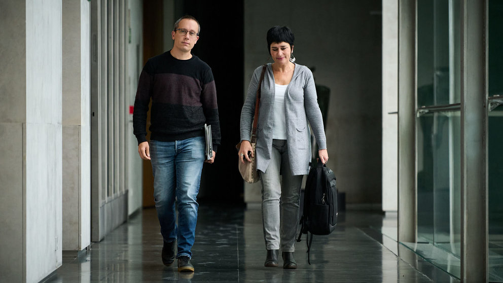 Mikel Zabaleta y Laura Aznal, de EH Bildu, en su llegada a la Mesa y Junta de Portavoces. PABLO LASAOSA