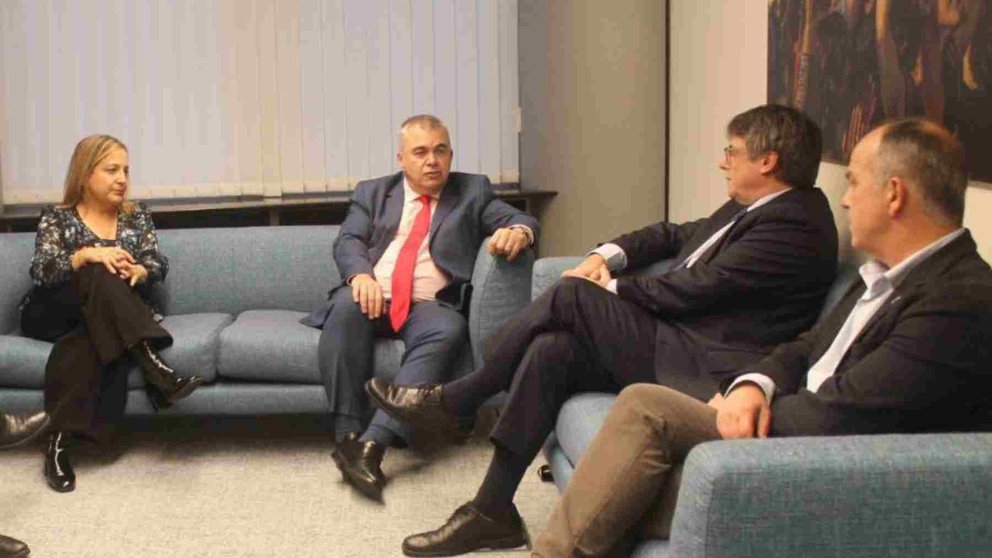 El navarro Santos Cerdán se ha reunido con el prófugo de la justicia Carles Puigdemont en el Parlamento Europeo. JUNTS PEL CATALUNYA