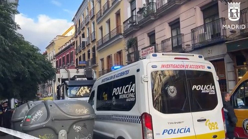 Muere un hombre arrollado por un camión de la basura en pleno centro de Madrid. EMERGENCIAS MADRID