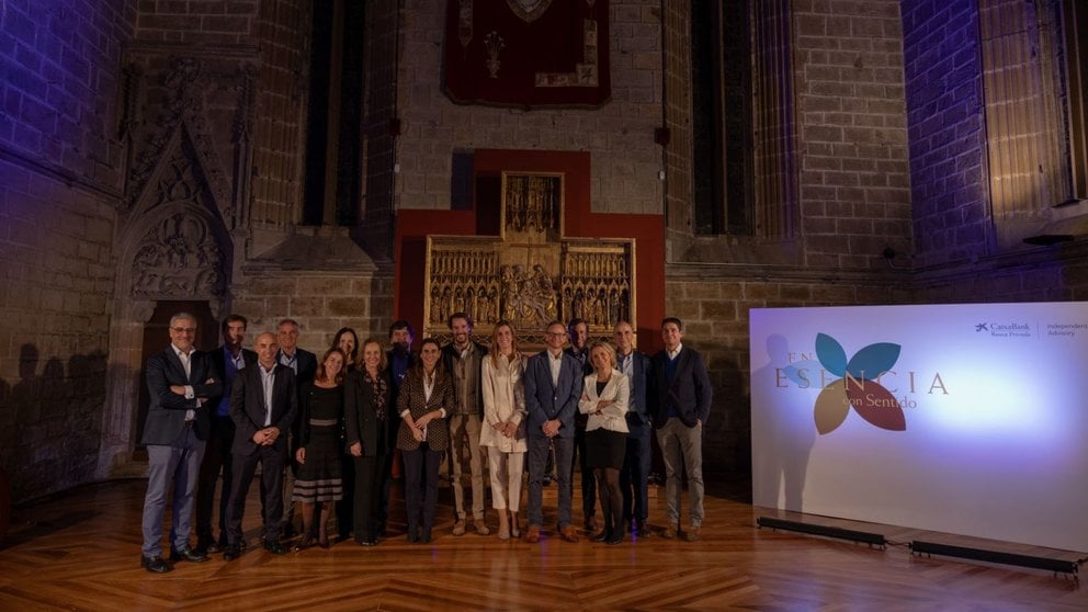 La Directora Territorial Ebro de CaixaBank, Isabel Moreno, junto al Director de Banca Privada, Alfonso Sánchez, y parte del equipo de Navarra. CEDIDA