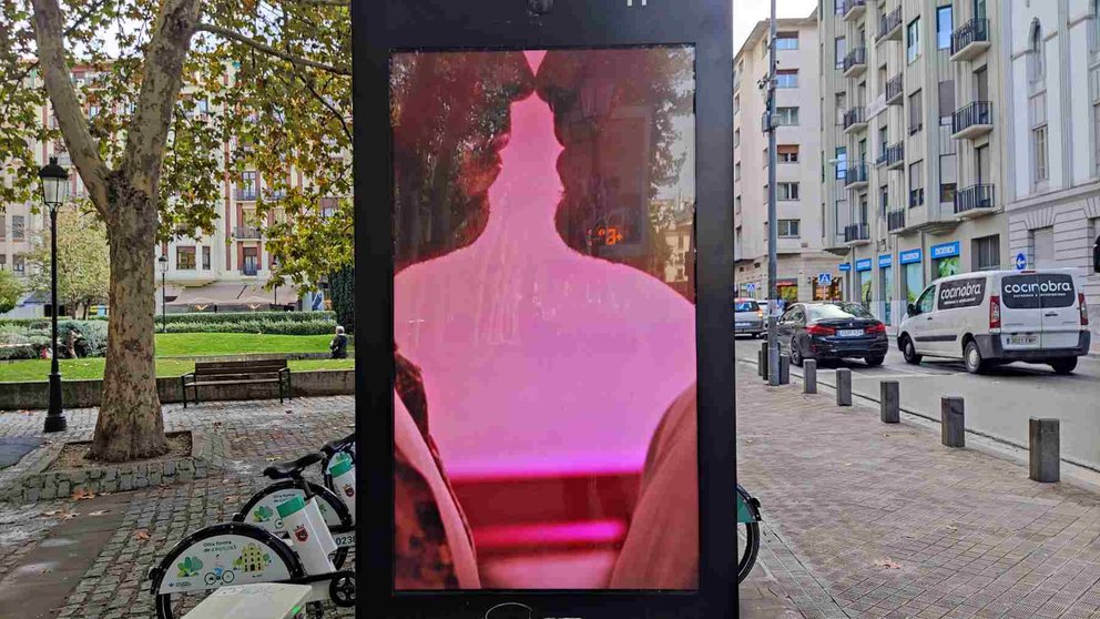 Campaña publicitaria del Gobierno de Navarra con imágenes de contenido sexual explícito en las calles de Pamplona. NAVARRA.COM