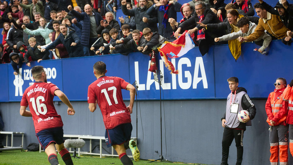 Los jugadores de Osasuna celebran el gol de Ante Budimir (1-1) durante el partido de La Liga EA Sports entre CA Osasuna y Girona FC disputado en el estadio de El Sadar en Pamplona. IÑIGO ALZUGARAY
