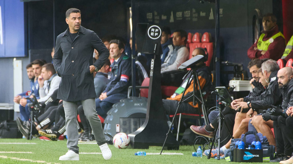 Míchel Sánchez (entrenador Girona FC) durante el partido de La Liga EA Sports entre CA Osasuna y Girona FC disputado en el estadio de El Sadar en Pamplona. IÑIGO ALZUGARAY