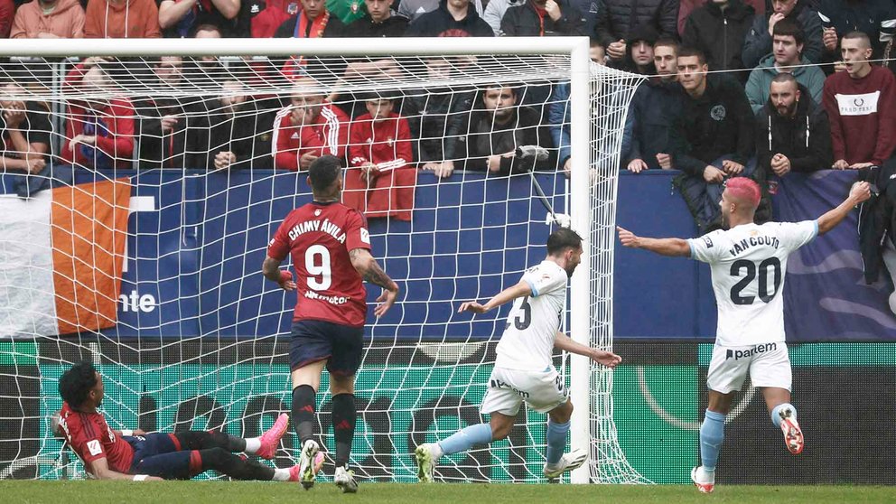 El centrocampista del Girona Iván Martín (2d) celebra su gol durante el partido correspondiente a la jornada 12 de LaLiga EA Sports que disputan CA Osasuna y Girona FC este sábado en el estadio El Sadar. EFE/ Jesus Diges