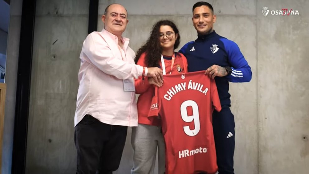 Chimy Ávila con Alfredo y Elizabeth, los seguidores de Osasuna que emocionaron al mundo del fútbol. C.A. OSASUNA