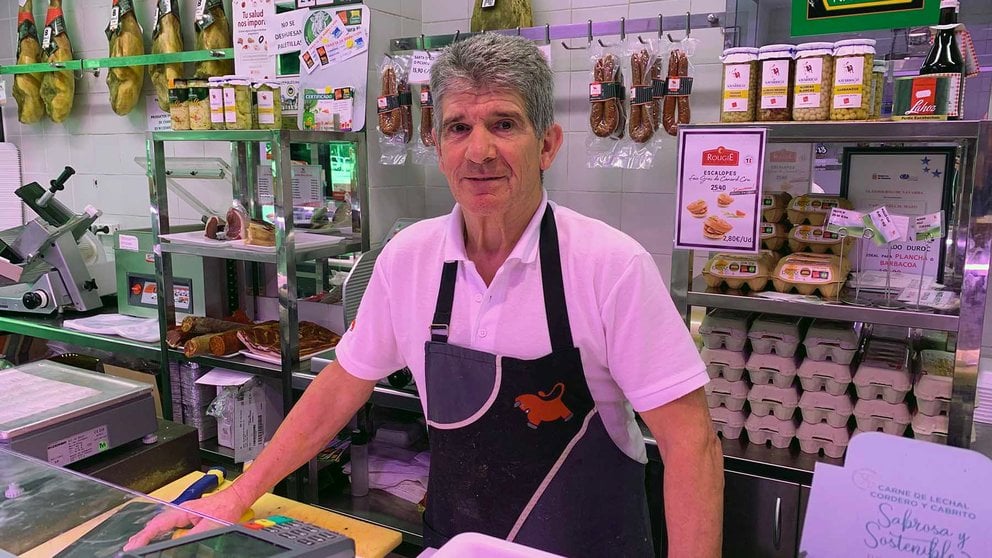 Manolo Mazo en el interior de su carnicería en Pamplona. Navarra.com