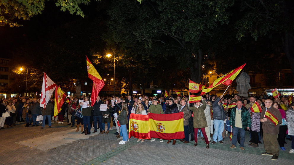 Convocatoria contra Pedro Sánchez secundada por VOX Navarra frente a la sede del PSN en Pamplona. IÑIGO ALZUGARAY