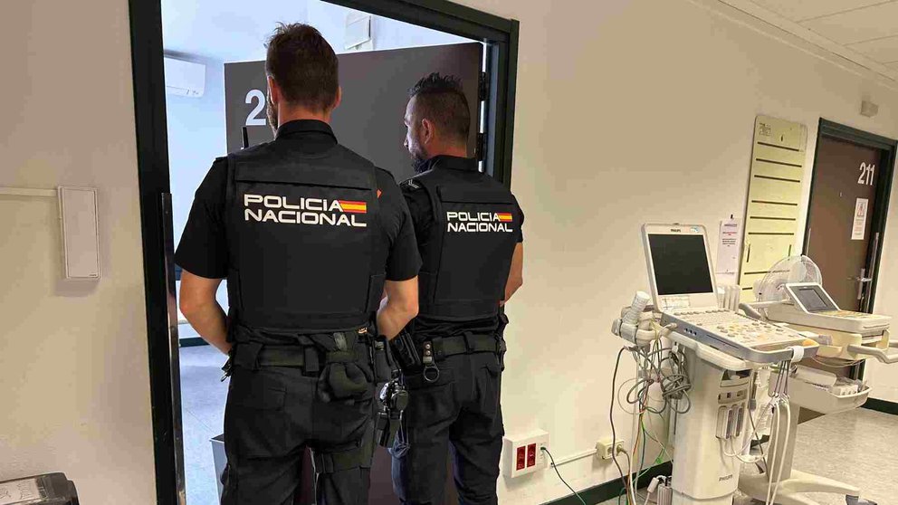 Dos policías nacionales custodian una habitación en el Complejo Hospitalario de Navarra. SUP