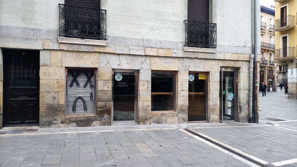 Imagen de la fachada exterior del local que ha cerrado tras 10 años en la plaza del Ayuntamiento de Pamplona. NAVARRA.COM
