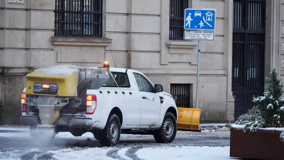Un trabajador durante un temporal de nieve y frío en Pamplona. EDUARDO SANZ / EUROPA PRESS