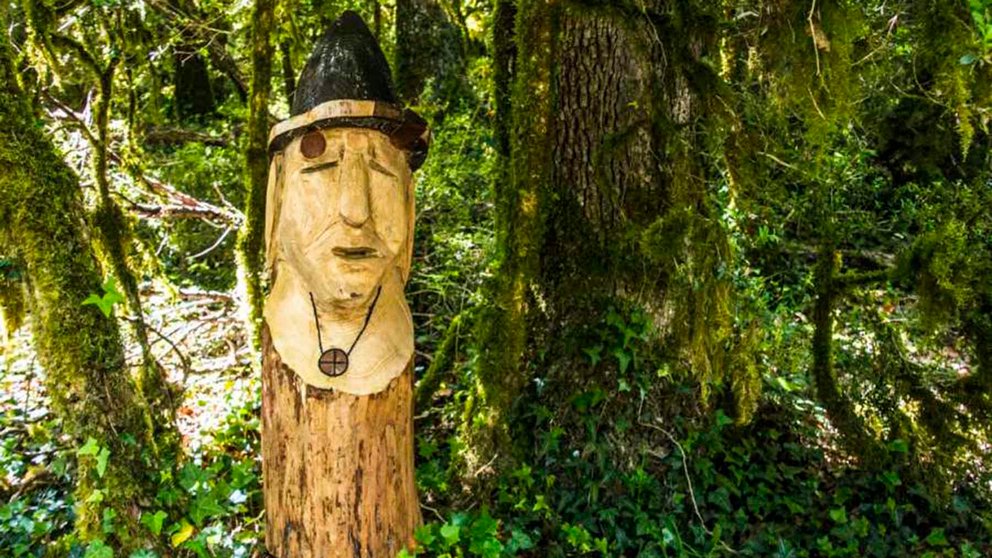 Imagen de una de las figuras talladas en madera en el Bosque Ilundain. Fundación Ilundain