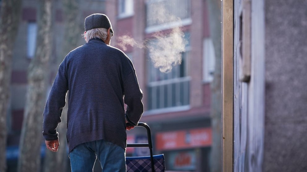 Una persona camina por la calle en una mañana de frío y helada. IÑAKI BERASALUCE / EUROPA PRESS