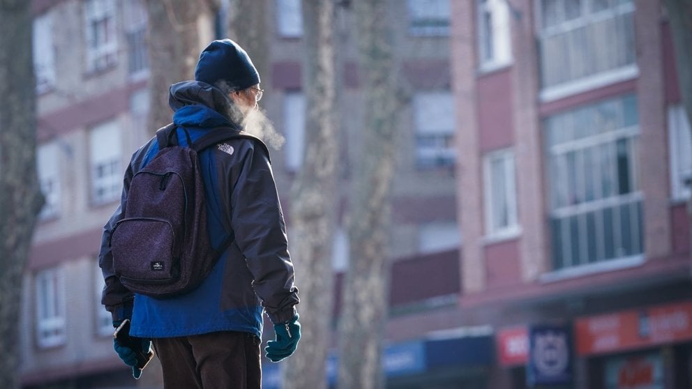 Una persona camina por la calle en una mañana de frío y helada. IÑAKI BERASALUCE / EUROPA PRESS