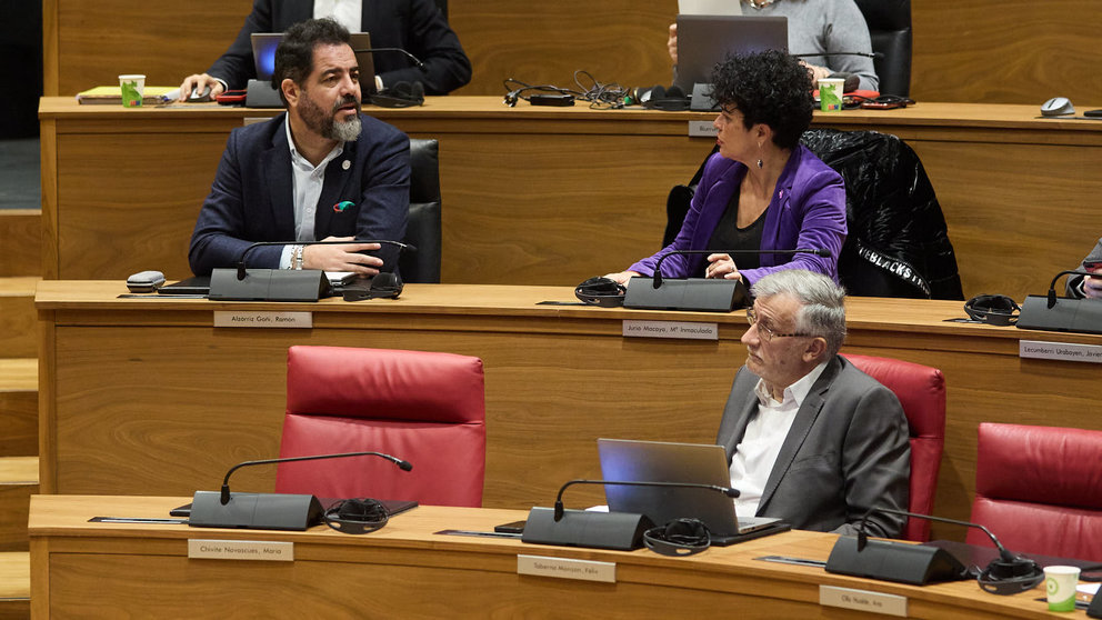 Escaños socialistas con la silla vacía de la presidenta, María Chivite junto al del vicepresidente Félix Taberna. IÑIGO ALZUGARAY