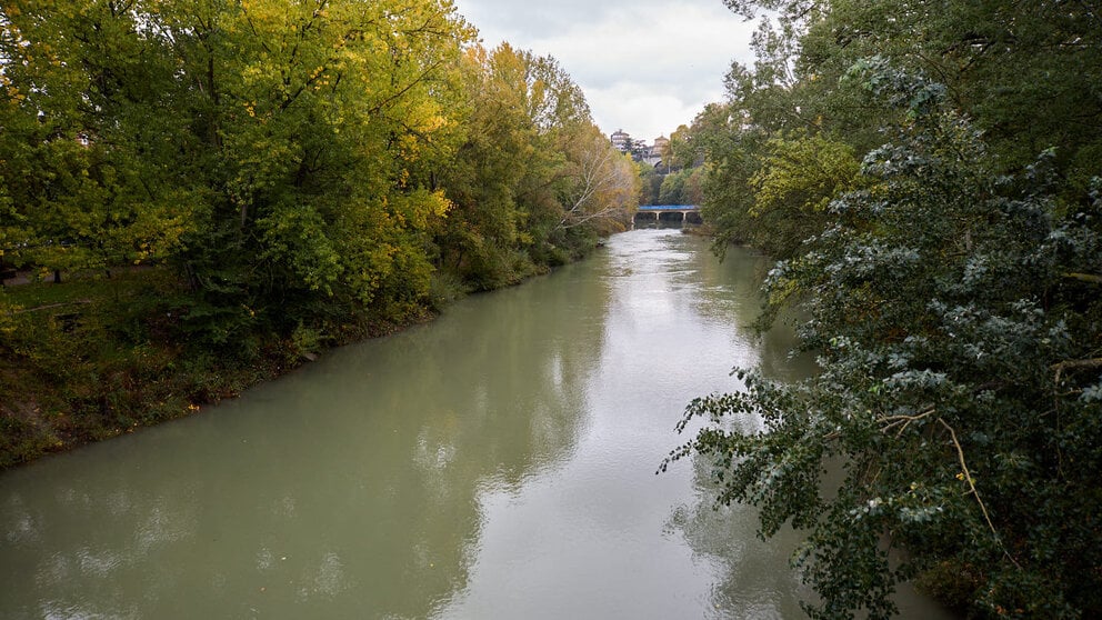 Río Arga a su paso por Pamplona a la altura del Puente de las Oblatas. IÑIGO ALZUGARAY