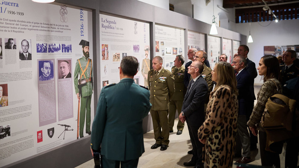 La Guardia Civil de Navarra inaugura la exposición 'La Guardia Civil al servicio de la ciudadanía' en la Sala de Armas de la Ciudadela. PABLO LASAOSA