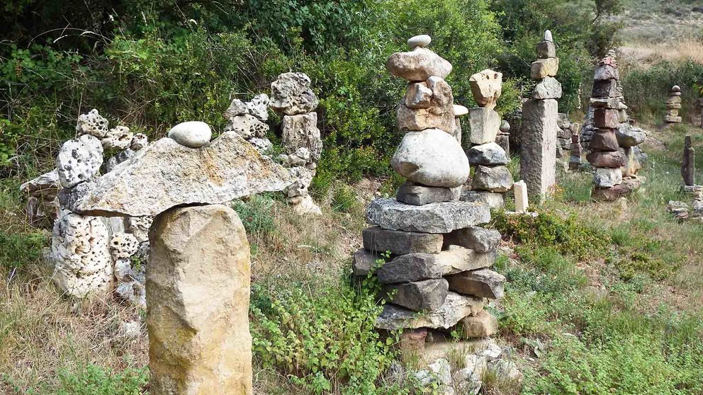 Jardín de piedras y maderas en Murieta. Navarra.com