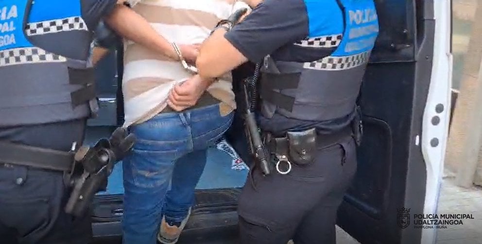 La Policía Municipal de Pamplona coloca las esposas y detiene a un hombre en la capital navarra. POLICÍA MUNICIPAL DE PAMPLONA