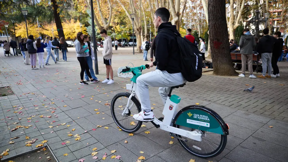 Puesto de aparcamiento de bicis eléctricas en Pamplona. IÑIGO ALZUGARAY