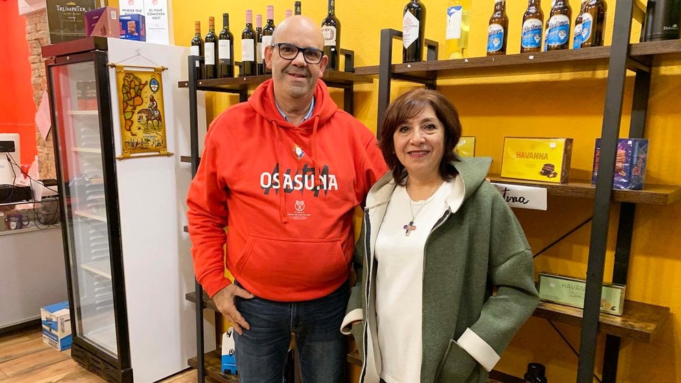 Juan Arguiñariz e Yone Crespo en su tienda 'La despensa de Pozoblanco' en Pamplona. Navarra.com