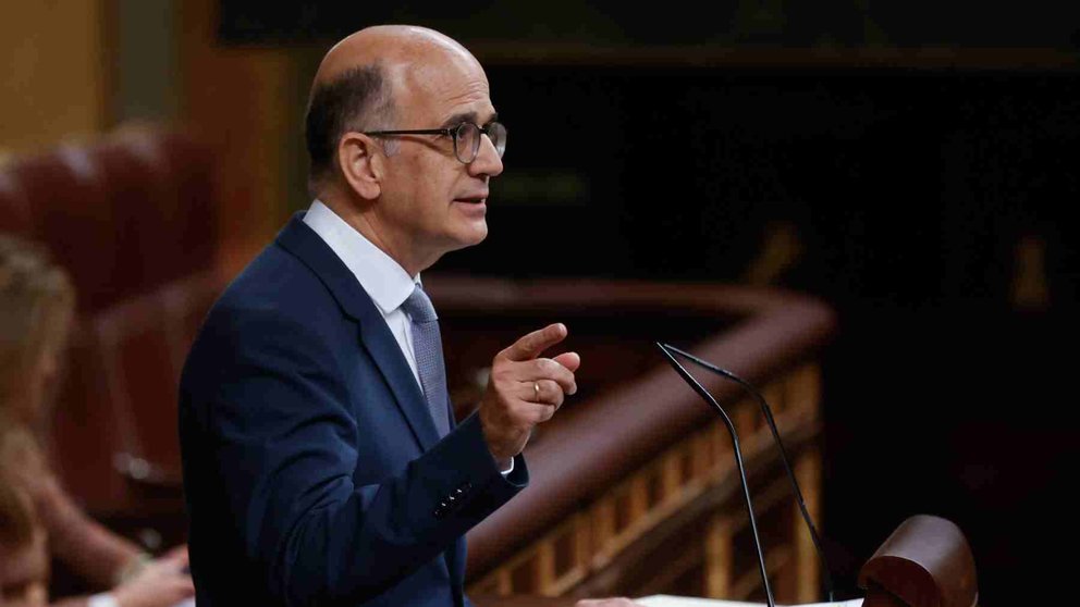 Alberto Catalán durante su intervención en la sesión de investidura de Pedro Sánchez. EFE/ Javier Lizón