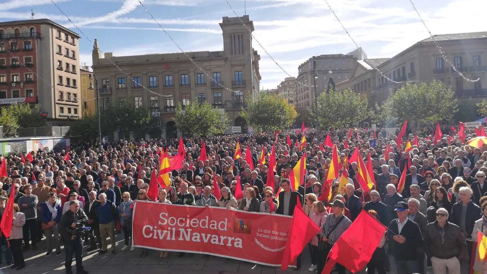 Miles de manifestantes protestan contra los pactos del PSOE con los independentistas en la Plaza del Castillo de Pamplona convocados por Sociedad Civil Navarra. EUROPAPRESS