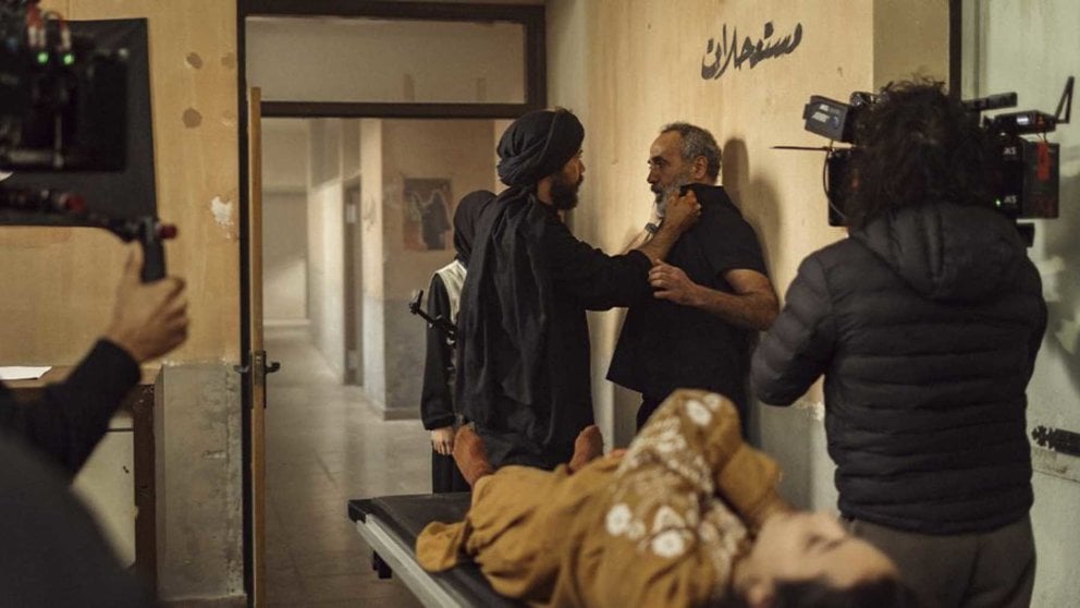 Álvaro Morte durante el rodaje en Tafalla de la película 'Raqa'. FOTO MIGUEL GOÑI / ABDELALI DEBBAGH