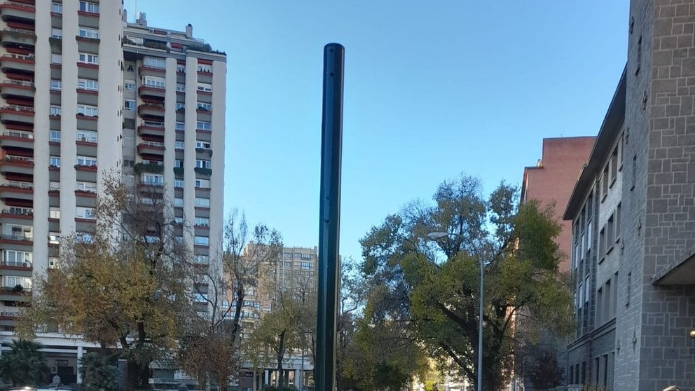 El poste vacío del que ha desaparecido la placa que señalizaba el lugar dónde fue asesinado José Luis Prieto Gracia. CEDIDA