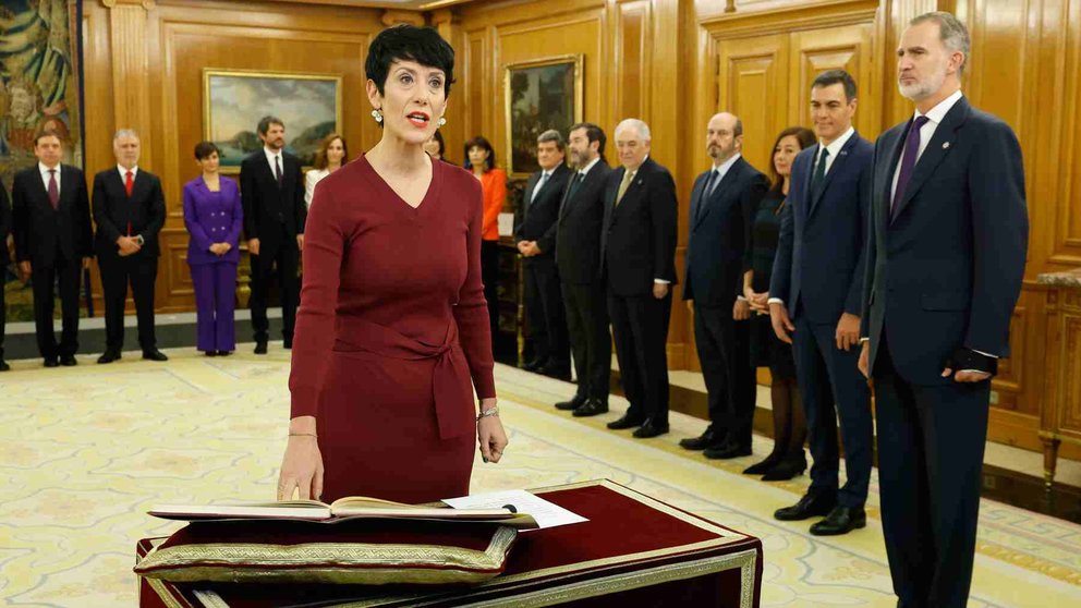 La nueva ministra de Seguridad Social, Elma Saiz, promete el cargo ante el rey Felipe VI, este martes en el Palacio de la Zarzuela. EFE/ Chema Moya