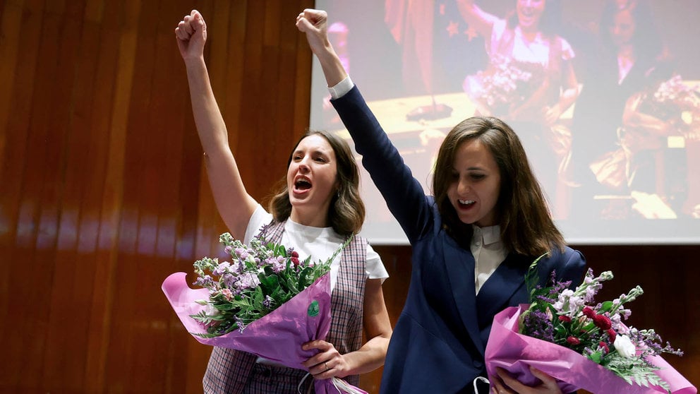 Las ex ministras de Podemos Ione Belarra (d) e Irene Montero, tras asisir al acto de traspaso de cartera de los ministerios de Igualdad e Infancia y Juventud, este martes en la sede del ministerio, en Madrid. EFE/Juan Carlos Hidalgo