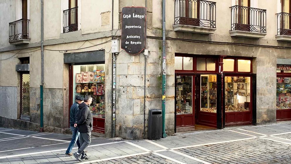 fachada de Casa lange, en la esquina de la calle Estafeta con Bajada de Javier en Pamplona. Navarra.com