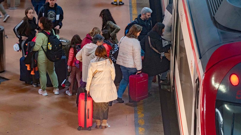 Un grupo de personas espera en un anden a subir al tren en una estación de Renfe. ALBERTO ORTEGA / EUROPA PRESS