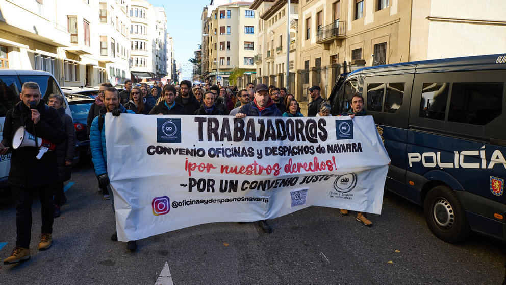 Manifestación para pedir un convenio justo para el sector de Oficinas y Despachos en Navarra. IÑIGO ALZUGARAY