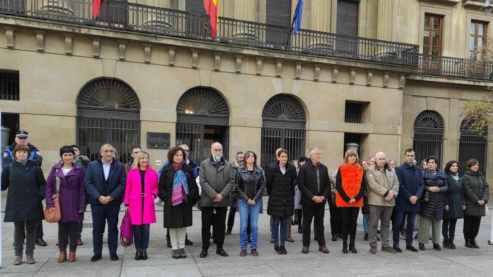 Representantes del Gobierno de Navarra y parlamentarios forales participan en una concentración en Pamplona para conmemorar el Día Internacional para la Eliminación de la Violencia hacia las mujeres. EUROPAPRESS