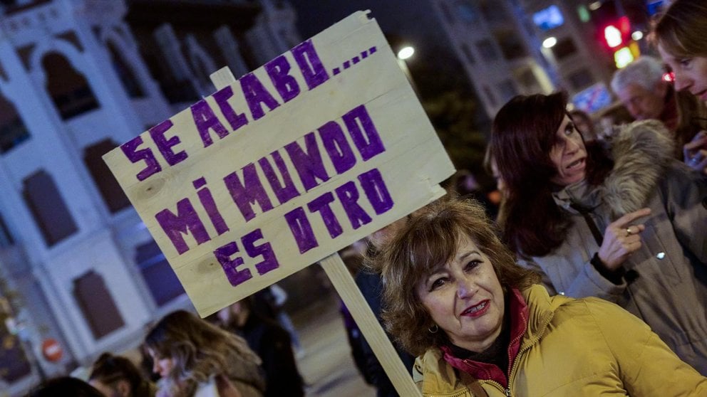 Manifestación del movimiento feminista con motivo del Día Internacional para la eliminación de la violencia contra las mujeres este sábado en Pamplona. EFE/Iñaki Porto