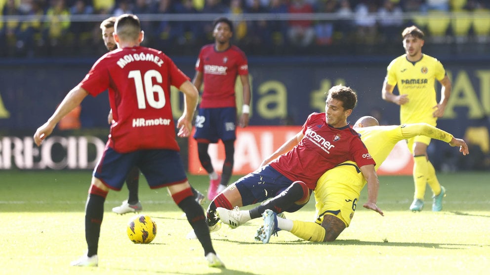 El centrocampista Lucas Torró se va al suelo ante el Villarreal. CA Osasuna