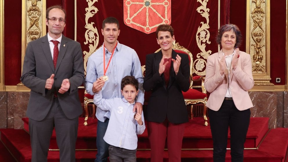 La Presidenta, María Chivite, ha entregado la Medalla de Oro al Mérito Deportivo al patinador Ioseba Fernández en un acto celebrado en el Salón del Trono del Palacio de Navarra. GOBIERNO DE NAVARRA