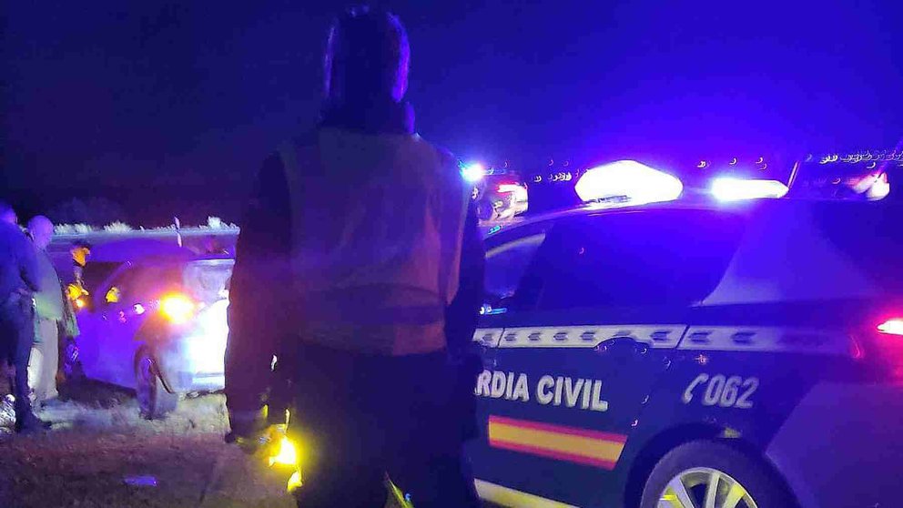 Un agente de la Guardia Civil ante el coche que recorrió 50 kilómetros de autopista en sentido contrario GUARDIA CIVIL
