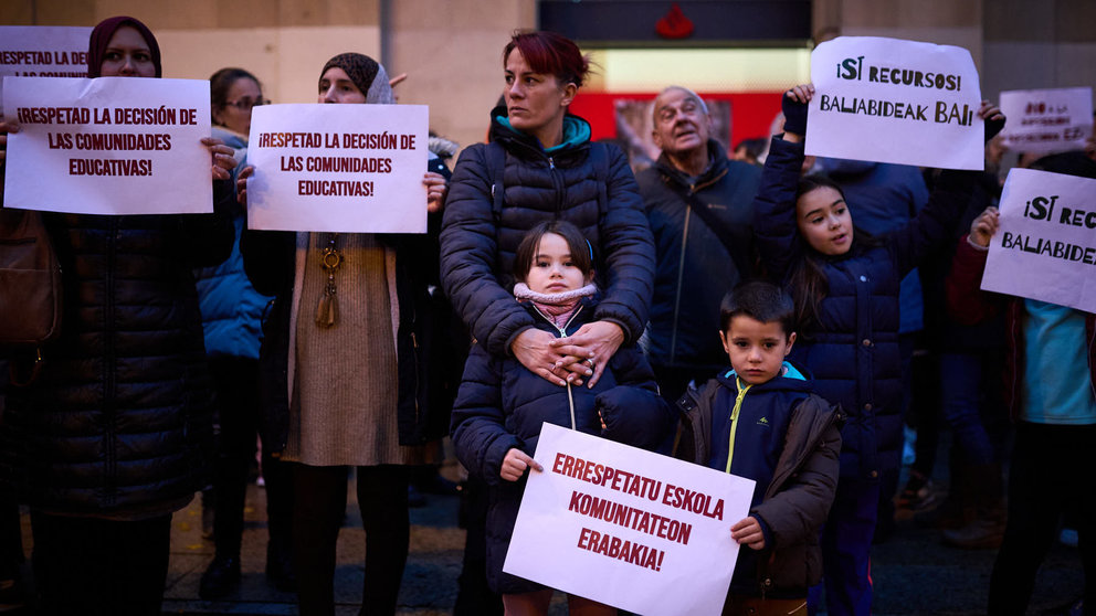 Concentración frente al Gobierno de Navarra en "rechazo a la ley que pretende imponer la jornada partida en los centros públicos" de la Comunidad foral. PABLO LASAOSA