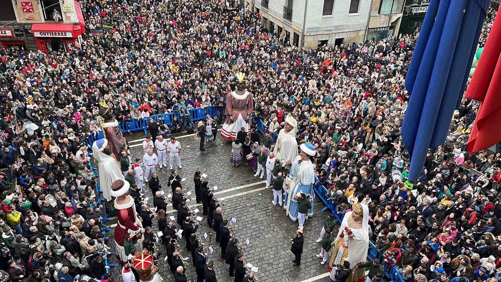La Comparsa de Gigantes y Cabezudos junto a La Pamplonesa en la plaza consistorial en el día de San Saturnino. PABLO LASAOSA