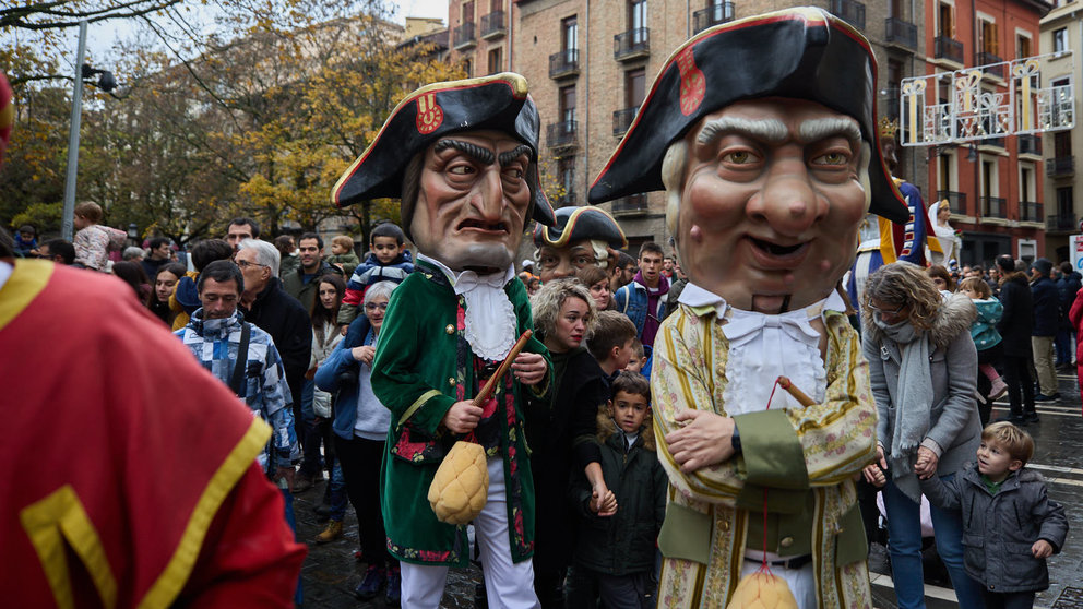 Salida de la Comparsa de Gigantes y Cabezudos por las calles de Pamplona motivo de la celebración de San Saturnino, patrón de la ciudad. IÑIGO ALZUGARAY