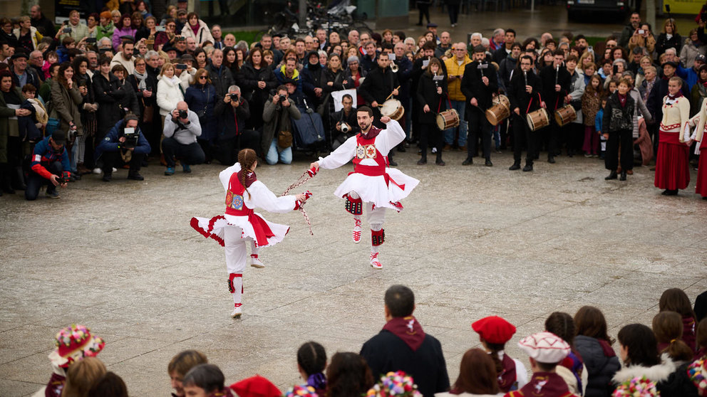 175 dantzaris de dantzas Duguna Folklore Taldea, que celebra este año su 75º aniversario, bailan en la Plaza del Castillo. PABLO LASAOSA