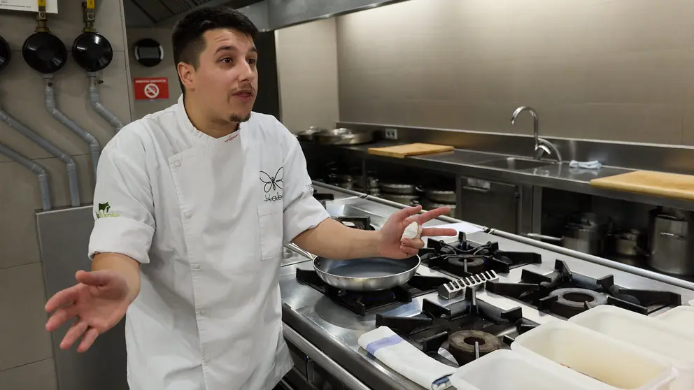 Premio al Toro más jugoso de la Feria del Toro 2023 de la sociedad Gazteluleku, este año cocinado por Aaron Ortiz, reciente estrella Michelin, del Restaurante Kabo de Pamplona. IÑIGO ALZUGARAY