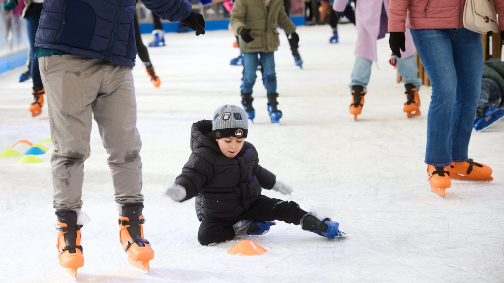 Pista de patinaje sobre hielo en la Plaza del Castillo de Pamplona. IÑIGO ALZUGARAY