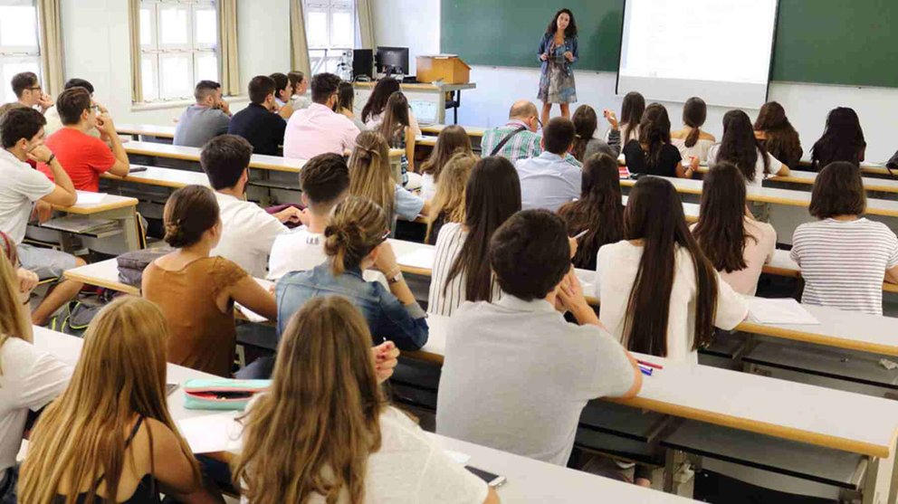 Imagen de varios alumnos en la clase de un instituto atendiendo a la profesora ARCHIVO